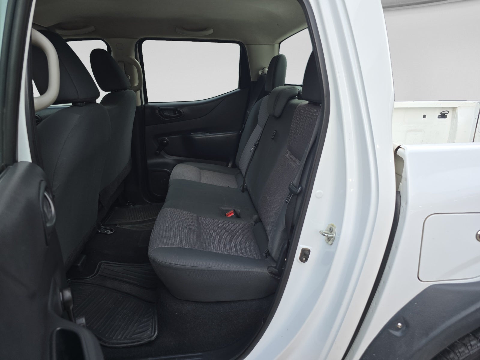 2020 Nissan NP300 DOBLE CABINA DOBLE CABINA S TM AC PAQ. SEG. 6VEL