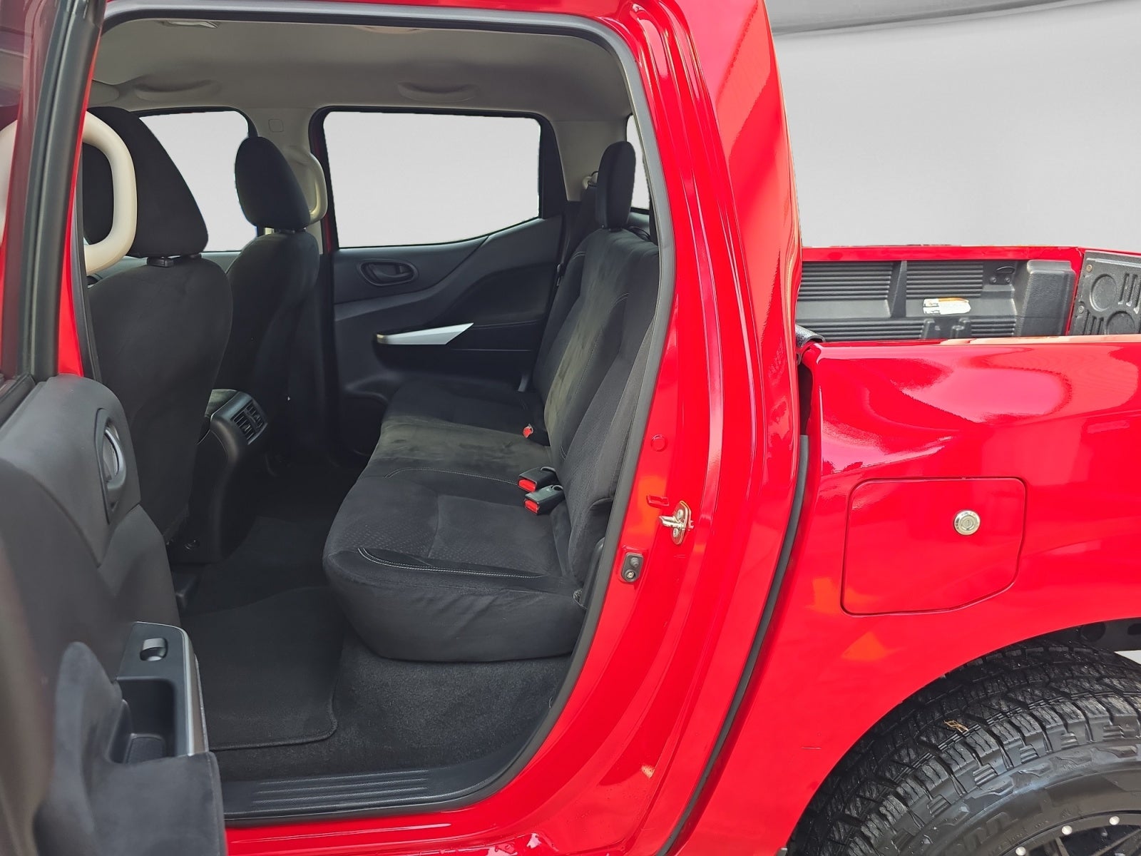 2019 Nissan PICKUP DOBLE CABINA SE TM AC PAQ SEG 6VEL