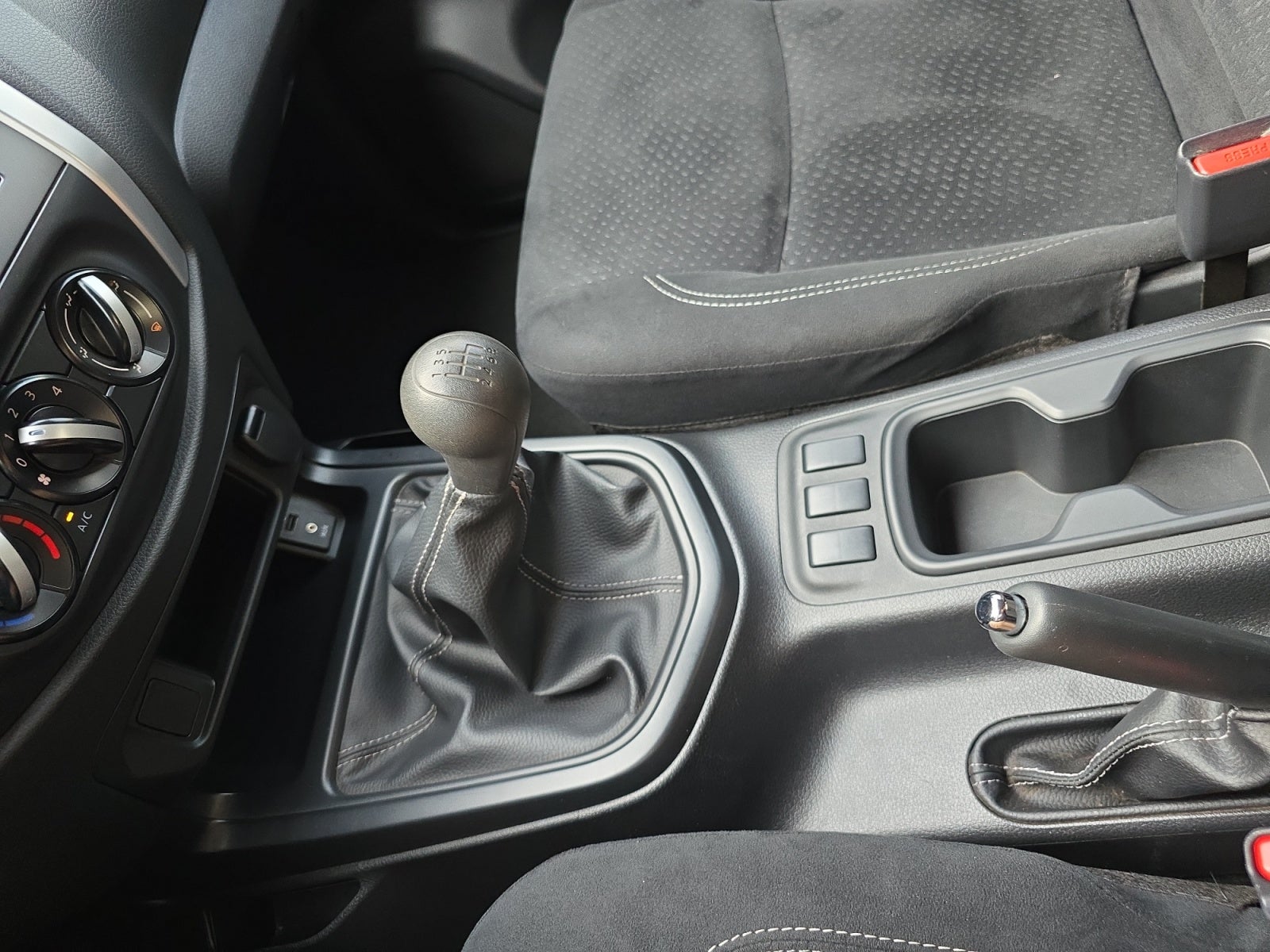 2019 Nissan PICKUP DOBLE CABINA SE TM AC PAQ SEG 6VEL