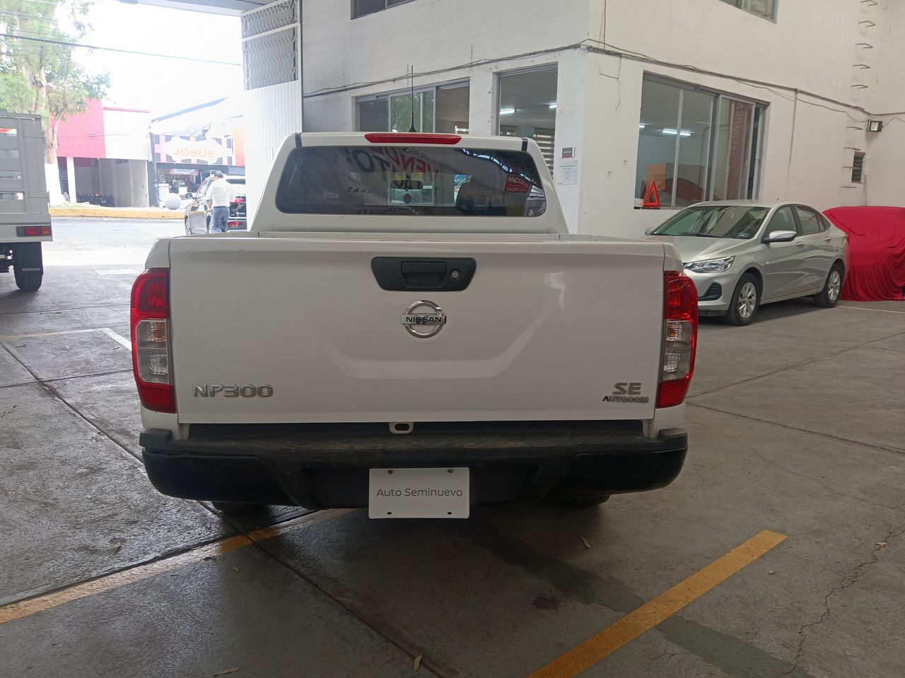 2020 Nissan NP300 DOBLE CABINA SE TM AC PAQ SEG 6VEL