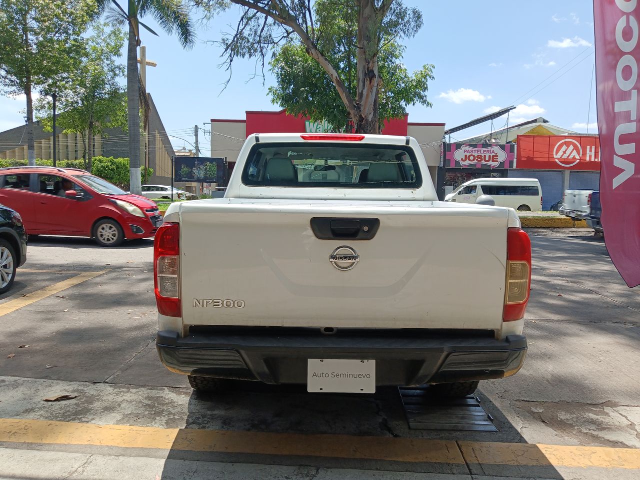 2017 Nissan NP300 DOBLE CABINA S TM AC PAQ. SEG. 6VEL