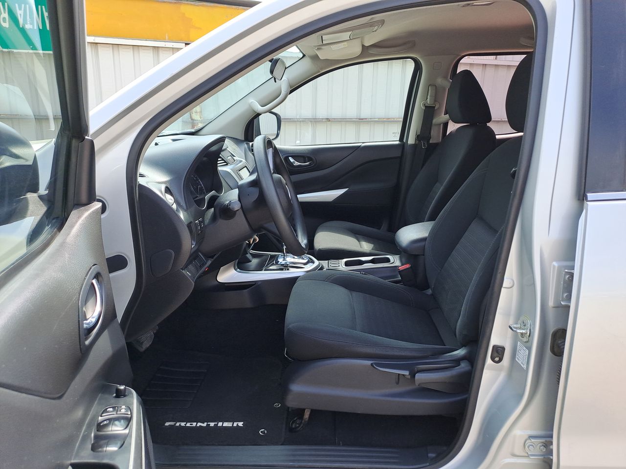 2022 Nissan FRONTIER LE TA 22